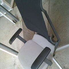 ゆったりとした背もたれ付き「回転いす」