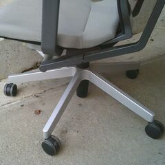 ゆったりとした背もたれ付き「回転いす」の画像