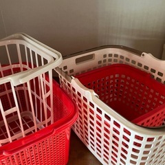 衣装ケース２つ、カゴ４つ、の画像