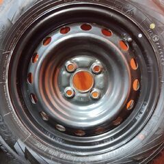 タイヤ未走行に近い【YK iG70 165/70R14】スタッドレス【スチールホイール 14インチ 5J4HPCD100】ハブ径54mm 23年製 ヴィッツ等 　(KTN358)の画像