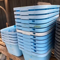 角型タライとブロックの画像
