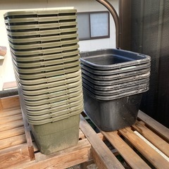 角型タライとブロックの画像