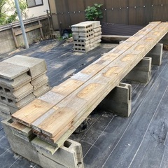 角型タライとブロックの画像