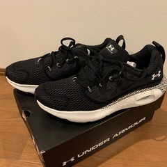 Under Armour ブラック スニーカーの画像