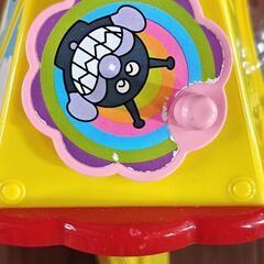 アンパンマンの知育玩具。よくばりボックスミニ
ストラップ付きの画像