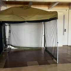 ※売却済※
ワンタッチタープテント（脚1本破損）／3m×3m・防虫ネット付き／店舗改装・新築建て替えに伴い、装飾品・備品・家具を譲渡いたしますの画像