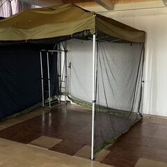 ※売却済※
ワンタッチタープテント（脚1本破損）／3m×3m・防虫ネット付き／店舗改装・新築建て替えに伴い、装飾品・備品・家具を譲渡いたしますの画像