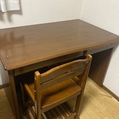 学習机と椅子の画像