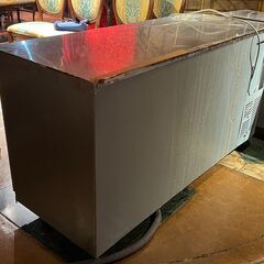 【業務用】SANYO 横型冷蔵庫 SUR-G1561S（328L） 作業台付き／店舗改装・新築建て替えに伴い、装飾品・備品・家具を譲渡いたしますの画像