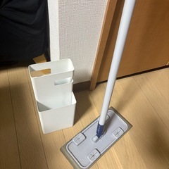 クイックルワイパー収納　山崎実業 フローリングワイパースタンド デュオ ホワイトの画像