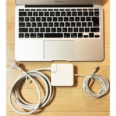 【MacBookAir 2013（11インチ）】アドビOK！・本もセットの画像