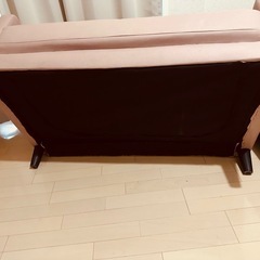 ピンク色 ソファー 2人掛けソファー 丸クッション付きの画像