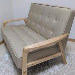 天然木フレームのコンパクトソファの画像