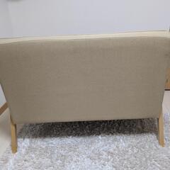天然木フレームのコンパクトソファの画像