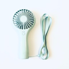 充電式スリムハンディファン 首から掛けられるストラップもお付けします