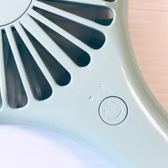 充電式スリムハンディファン 首から掛けられるストラップもお付けしますの画像