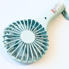 充電式スリムハンディファン 首から掛けられるストラップもお付けしますの画像
