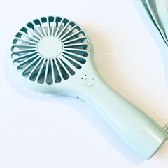 充電式スリムハンディファン 首から掛けられるストラップもお付けしますの画像