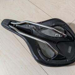 自転車 クロスバイク サドルの画像