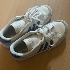 adidas スニーカー