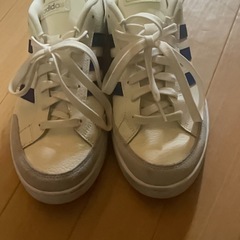 adidas スニーカーの画像