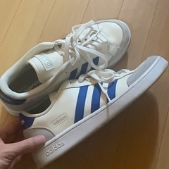 adidas スニーカーの画像