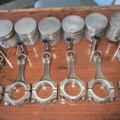 オールドMベンツ113SLエンジン各種精密加工済み―部品取り付け実施中の画像