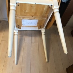 ダイニングテーブルと椅子x2のセットの画像