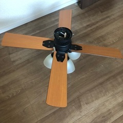 ニトリ　羽つき照明の画像