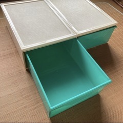 衣装ケース２つ、カゴ４つ、の画像