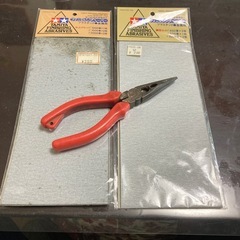 タミヤのフィニッシングペーパーとペンチ　紙やすりの画像