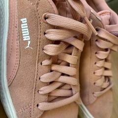 adidas白PUMAピンクスニーカーの画像