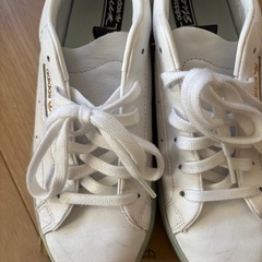adidas白PUMAピンクスニーカーの画像