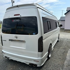 ハイエース　カスタムキャンピングカー　リトルノオクタービア　おしゃれの画像