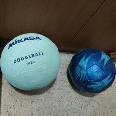 ドッジボールとサッカーボール