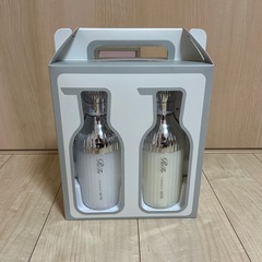 【取引中】リファ ミルクプロテインシャンプー＆トリートメント ギフトセット ReFa の画像