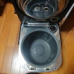 Panasonic　 SR-SPX186　スチーム&可変圧力ＩＨジャー炊飯器　圧力コントロールで進化した「Wおどり炊き」と「220℃ IHスチーム」の合わせ技で甘くてハリのある銀シャリを実現。　ご飯が炊けなくなったと家族から言われたため　ジャンク品として出品　の画像