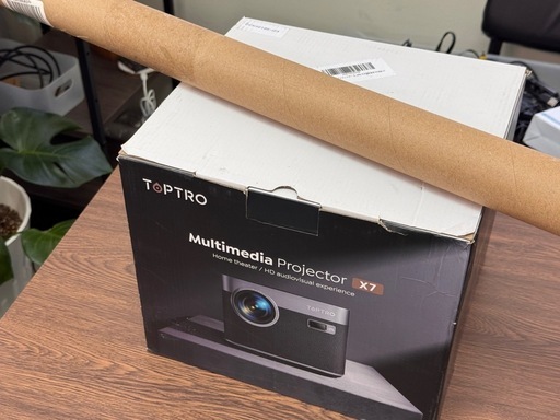 プロジェクターと80インチスクリーン