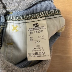 子供服とズボンの画像