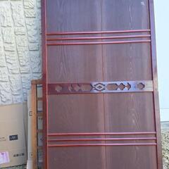 古建具　ベンガラ色飾りつき建具です