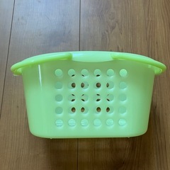 【中古】カゴ 持ち手付き 薄黄緑の画像