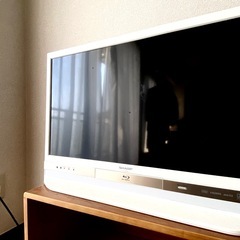 【破格】24型テレビ＋テレビ台セット！引越しのため早めにお譲りします！Blu-ray対応（要修理）の画像