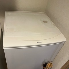 SHARP製単身用冷蔵庫の画像