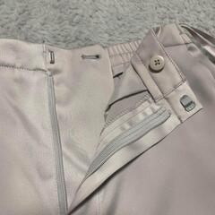 値下げしました。ユニクロサテンリラックスストレートパンツ　グレー Mの画像