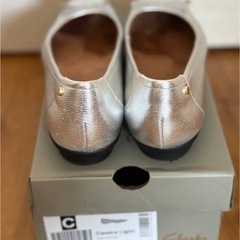Clarks Candra シルバー フラットシューズ美品24cmの画像