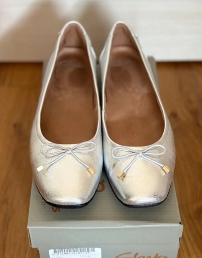 Clarks Candra シルバー フラットシューズ美品24cm