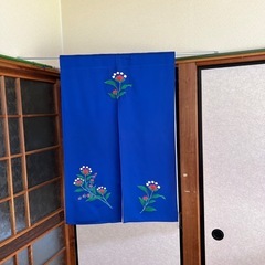 着物リメイク暖簾、ブルー、花柄、横ー61–丈ー93!
の画像