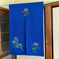 着物リメイク暖簾、ブルー、花柄、横ー61–丈ー93!
の画像