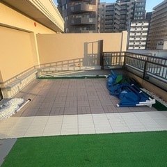 茶色と白の タイルの画像