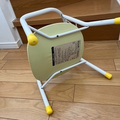 小さい子の椅子　　の画像